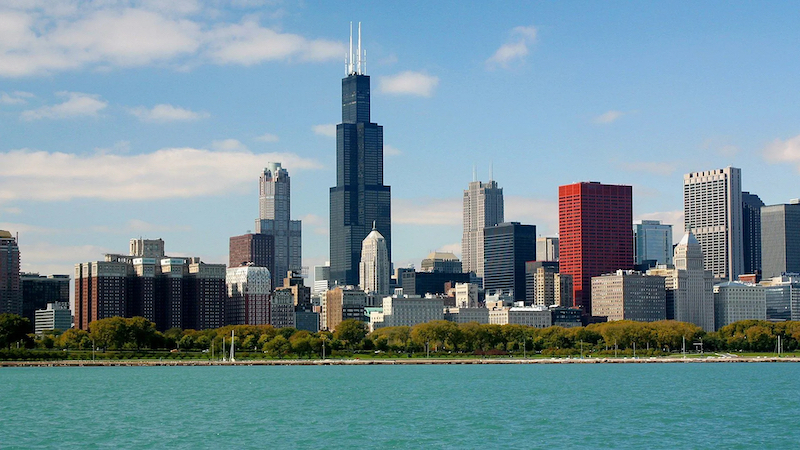 Vista do lago e arranha-céus em Chicago