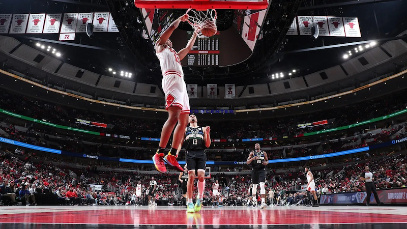Jogador do Chicago Bulls fazendo cesta em partida de basquete da NBA em Chicago