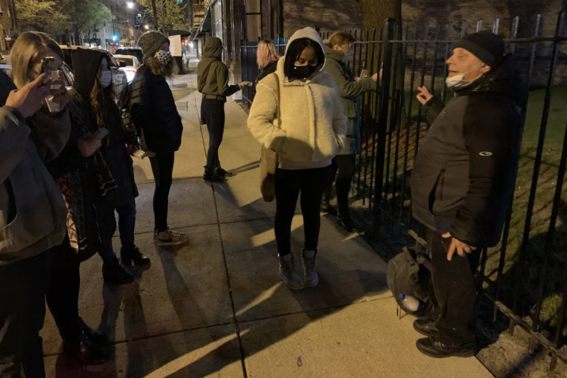 Guia contando histórias no passeio dos fantasmas do Lincoln Park em Chicago