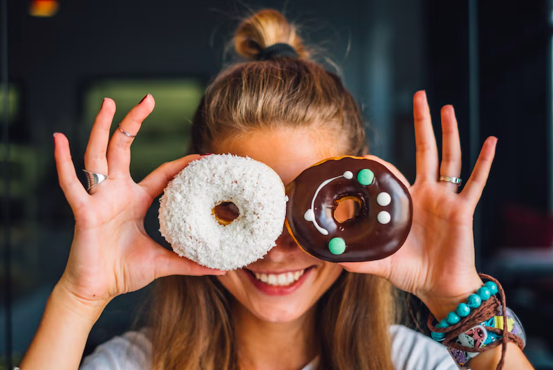 Menina com donuts em Chicago