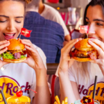 Mulheres comendo no Hard Rock Cafe em Chicago