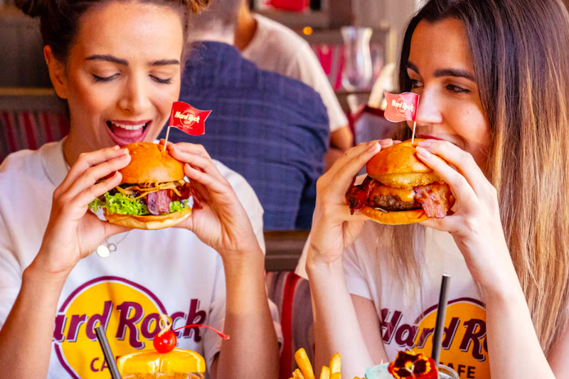 Mulheres comendo no Hard Rock Cafe em Chicago