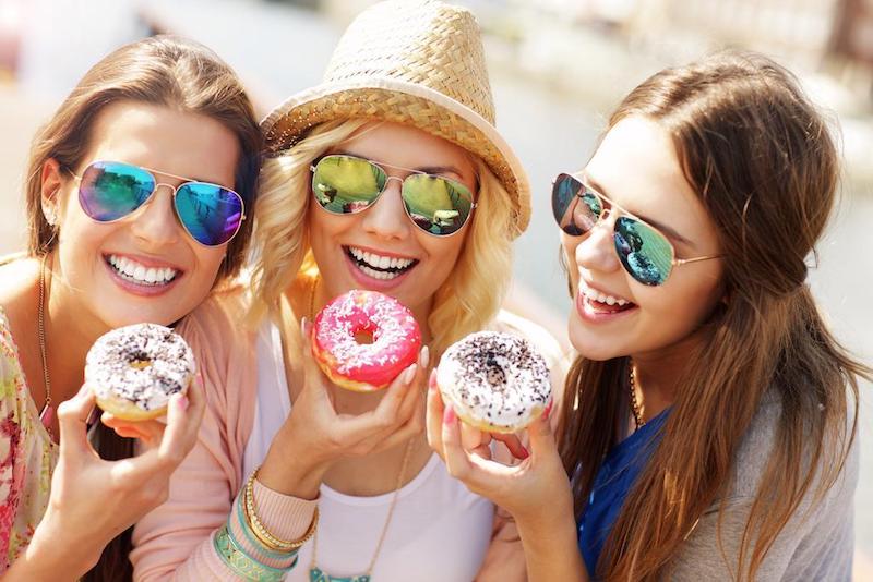 Amigas comendo donuts em Chicago