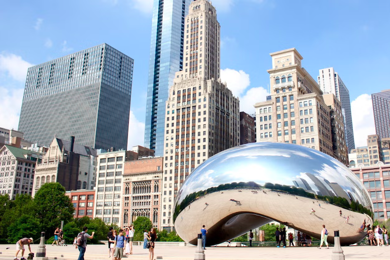 Visitantes em frente à escultura Cloud Gate - The Bean em Chicago