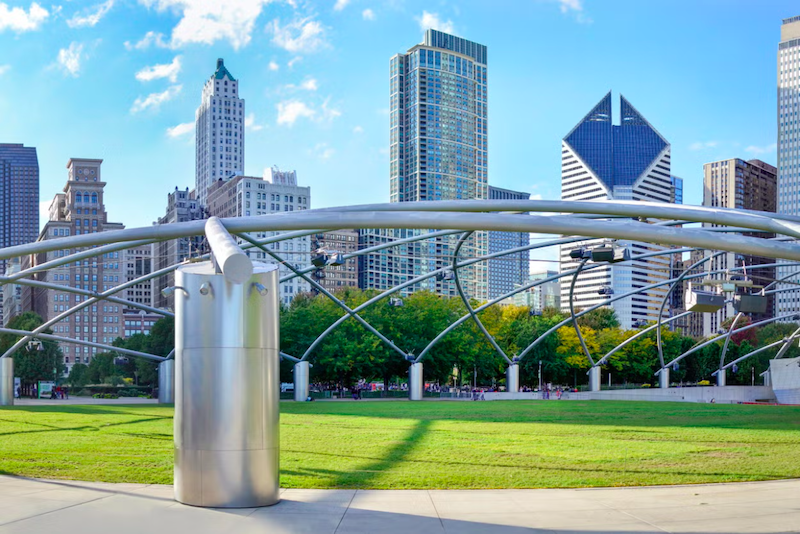 Vista dos edifícios a partir do Jay Pritzker Pavilion no Millennium Park em Chicago